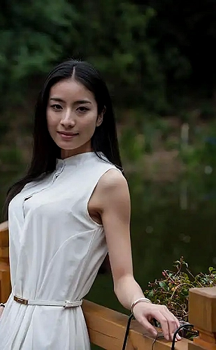 夫妻二人偷偷看的经典书籍有哪些：《围城》共读主题配图